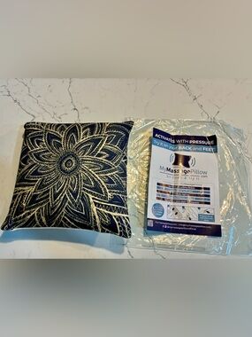 "My Massage Pillow" - Navy/Cream